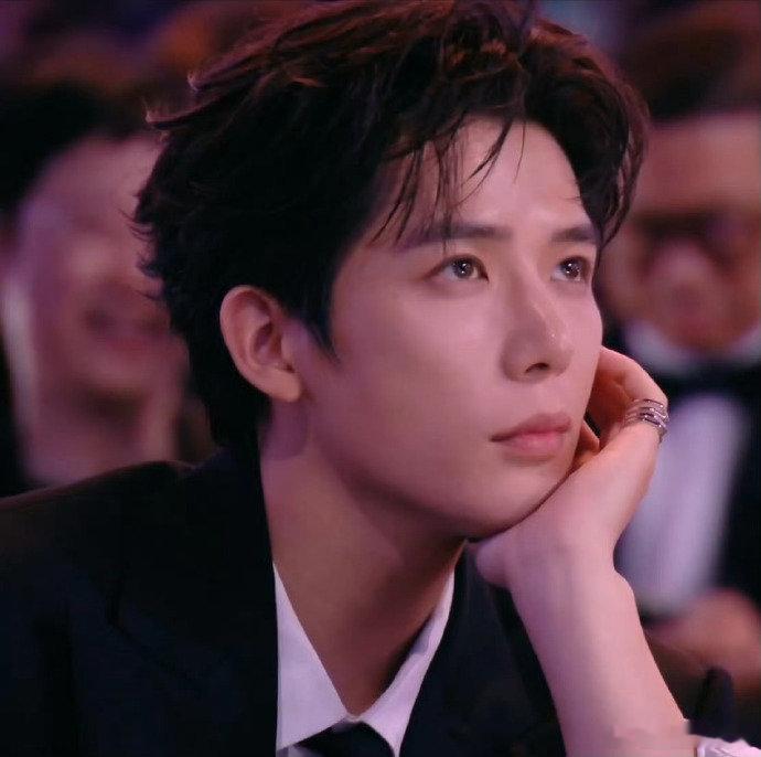 王安宇年度新力量演员年度新力量演员王安宇为演好跛脚警察，他提前研究资料打磨肢体动