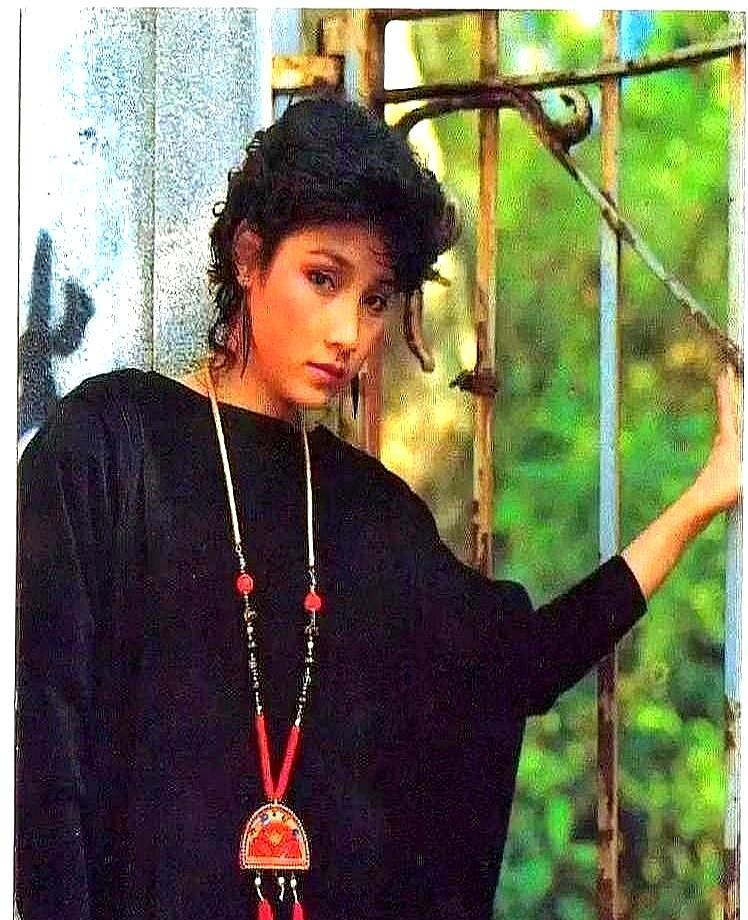 白发素颜被嘲像80岁婆婆，网友炸锅说他们不配，但苗侨伟的手攥得比握枪套还死。
你