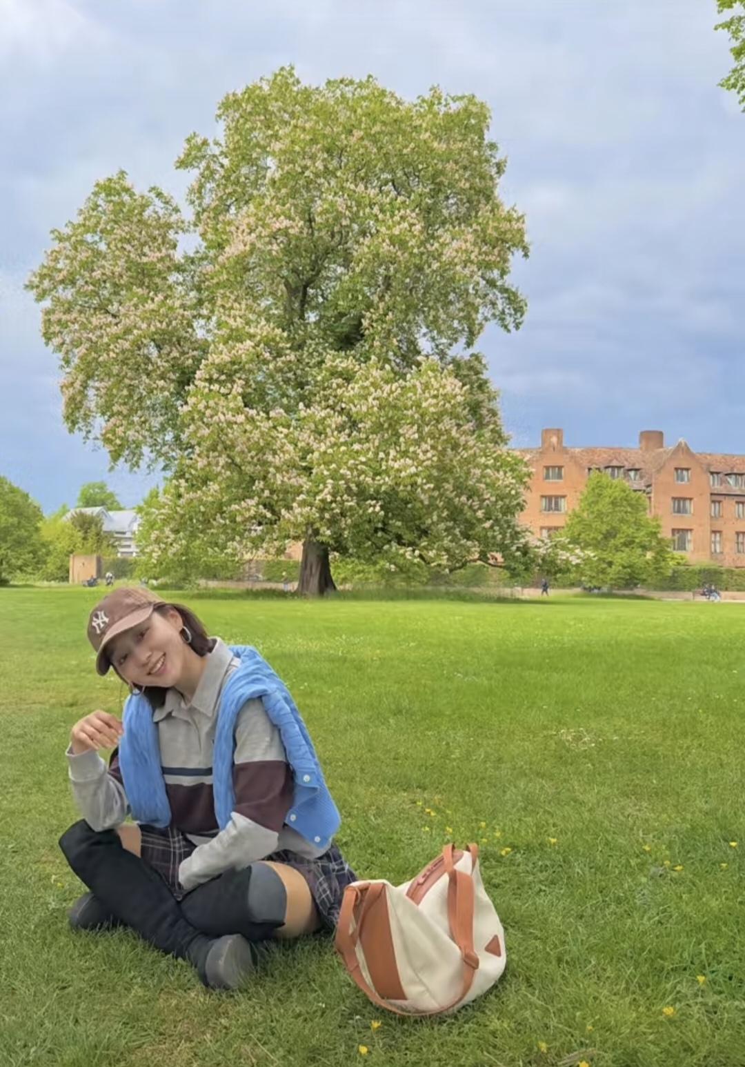 被夏露伦敦的照片美到了，
这哪像两个孩子的妈，
分明就是少女嘛～
这些照片应该都