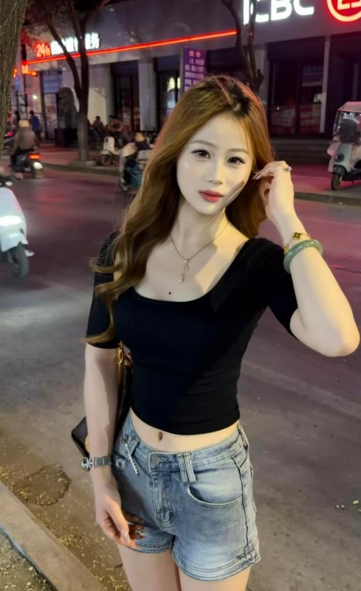 文案
 
有一种心动，只需要看一眼就足够。
偶然遇见这位姑娘，长发柔顺，眉眼温柔