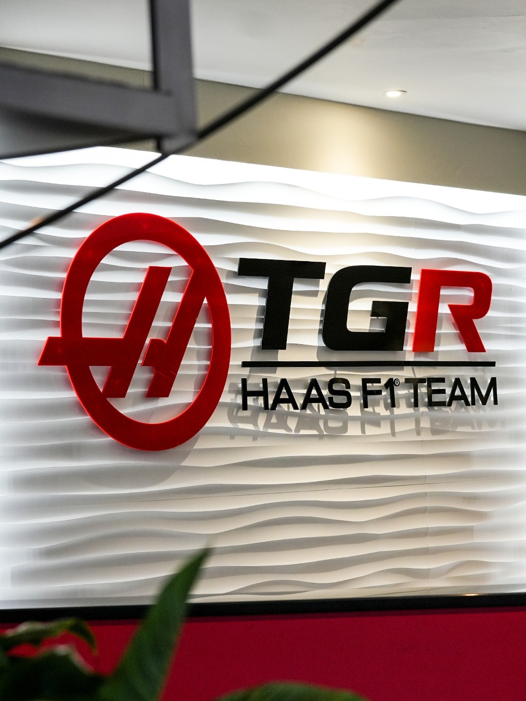 哈斯F1车队在英国班伯里的基地挂上了新的招牌~📸 Haas F1 TeamF1