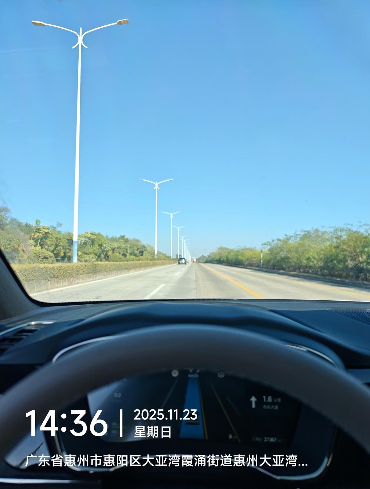 双月湾
天气很不错，去逛一个个村庄，还有海边 ​​​