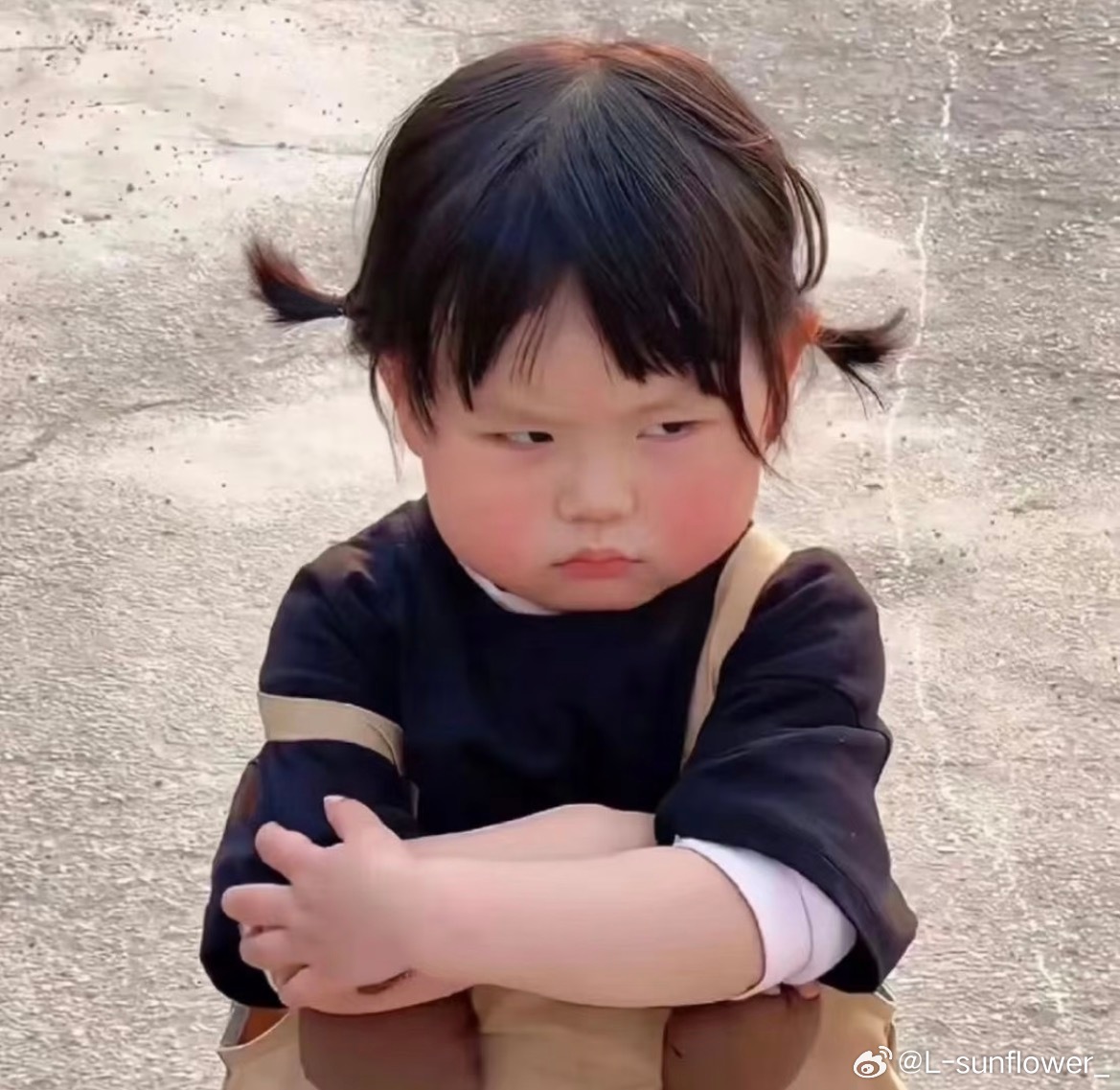 笑死我了。我在酷狗跟着哥哥录歌玩儿。我对我飞哥说你唱歌好听还爱唱。学一首我宁哥的