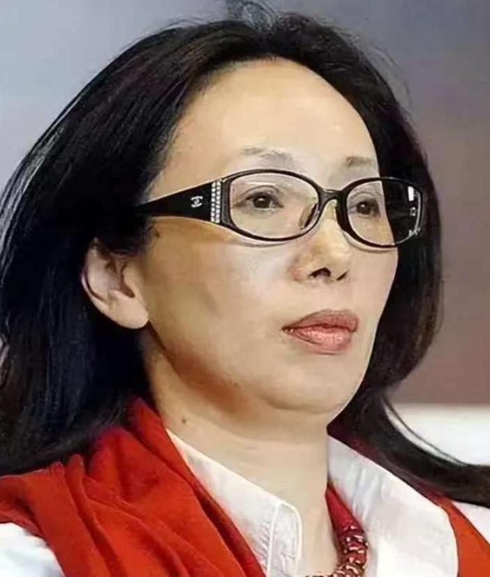 2014年，身价95亿的女富豪戴秀丽打开了一瓶9000元的红酒没喝完，竟因此就被