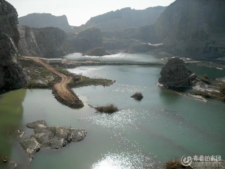 山东省昌乐县有一座名山名为孤山。早年，孤山上开采出无数吨碳酸钙石头，不知烧制了多