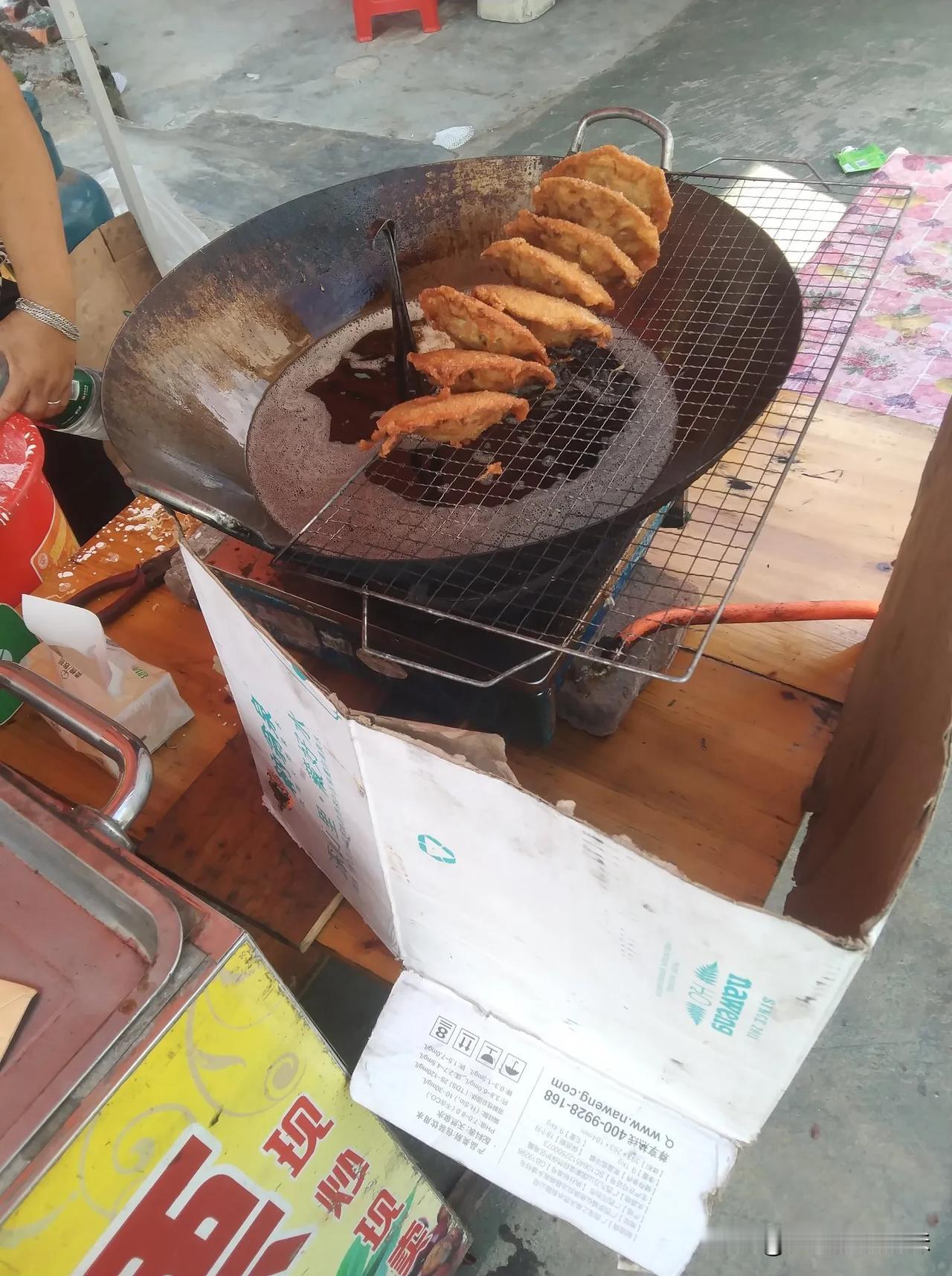 今日是圩日，又有萝卜饼吃了，这个街边小摊要“圩日”才来摆摊的。两块钱一个，试试味