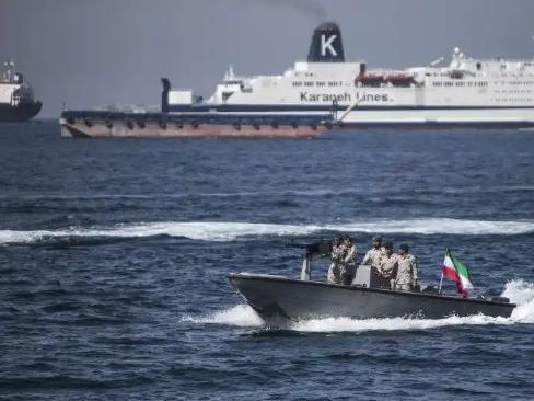 伊朗前段时间还把霍尔木兹海峡封得严严实实，怎么突然就松口了？这次居然主动给美国递