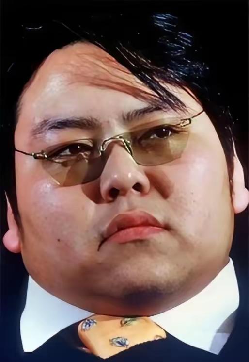 大家还记得这位仁兄吗?曾经的山西首富，后来因为与明星那场奢华🉐婚礼而出名。后来