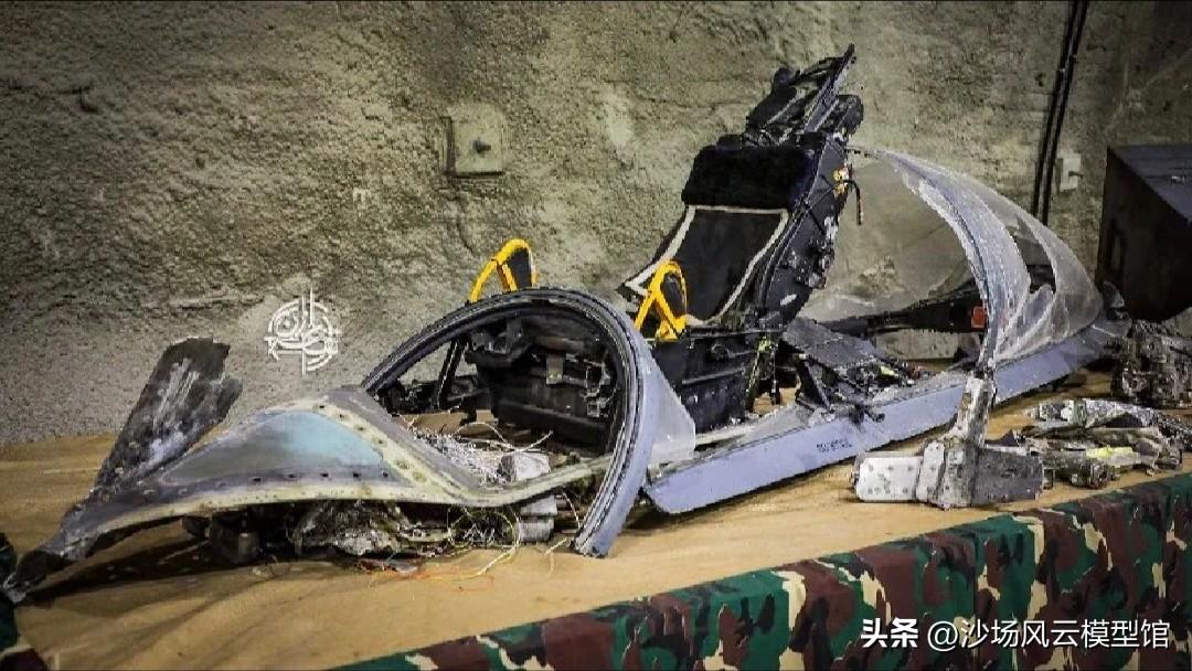 伊朗革命卫队航空部队展示了一架美国F-15E“打击鹰”的残骸，飞行员被救走，后座