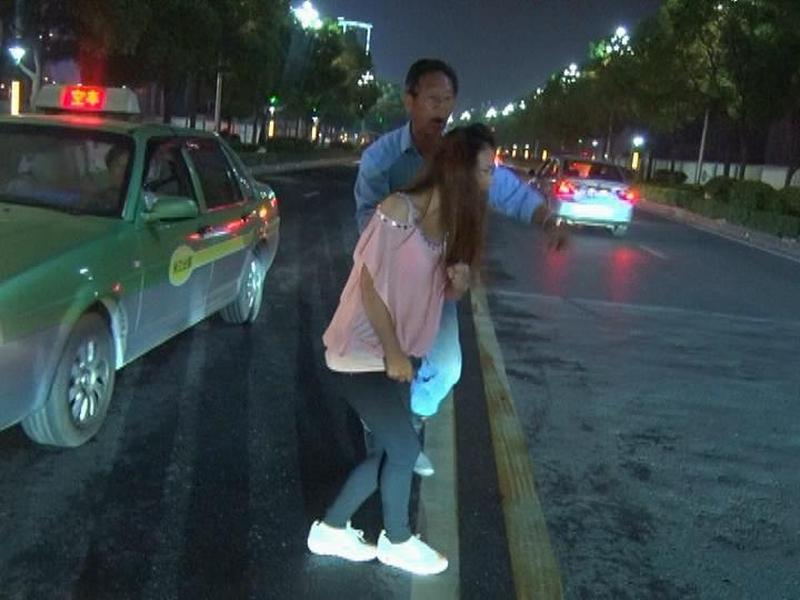 如果你男朋友没空理你
那你要理解他
不要去打扰他
你要反省下自己
为什么你只有一