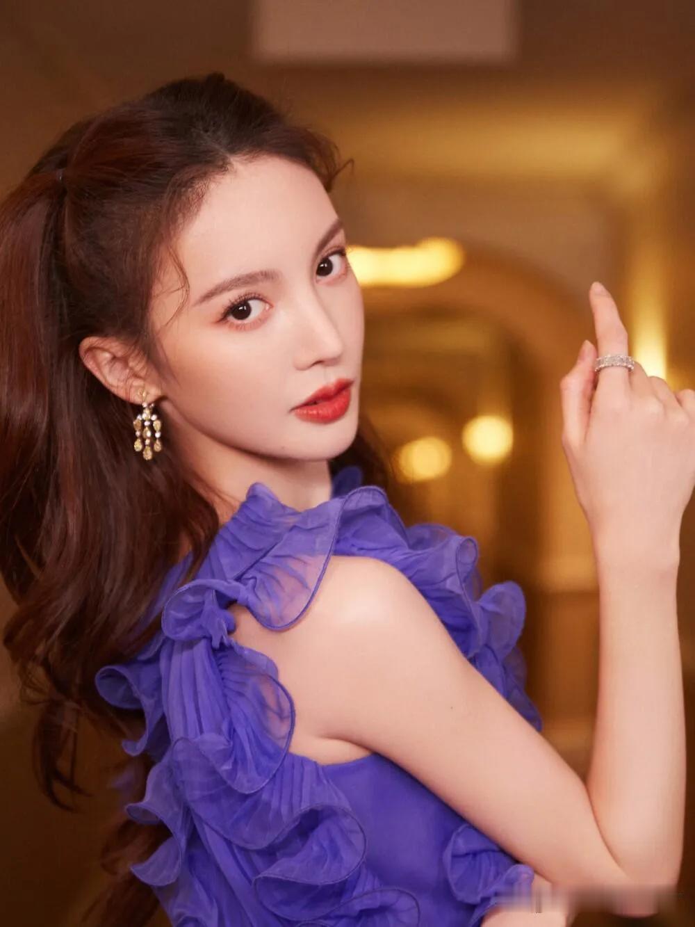 金晨美如仙子，轻轻一指满是风情。