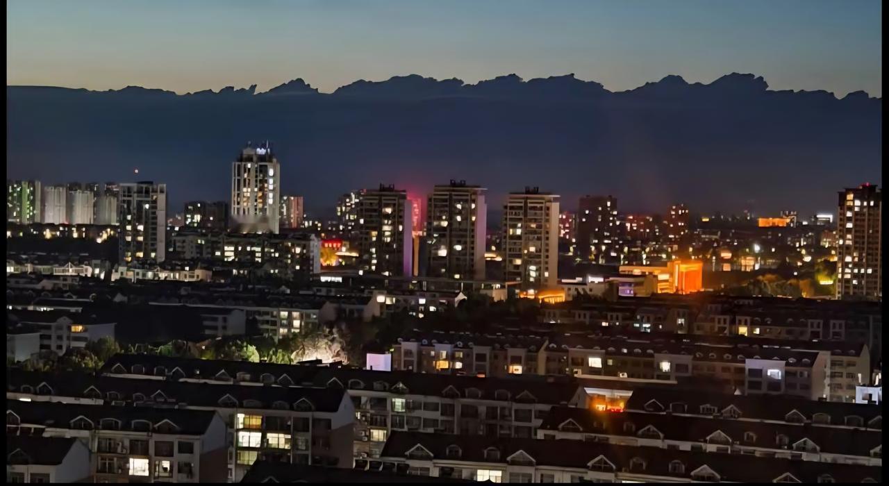昨晚，谁在邹平看见这“黑山头”了？


夜来傍黑天儿，我站在路边一抬眼，好家伙，