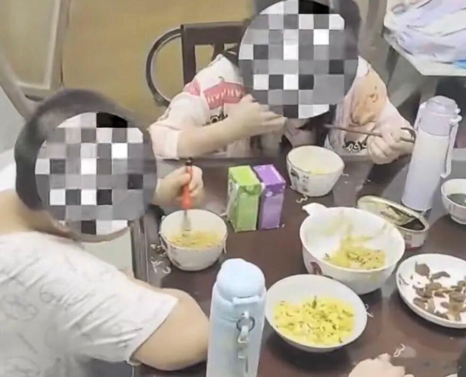 12岁女孩报警说弟弟饿得不行了，因为家里没人会做饭，民警上门炒面煎蛋救急 ​​​