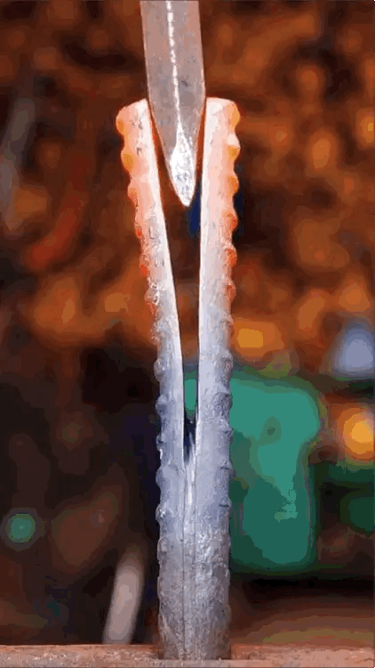 小时候如果有一把这样的铁制弹弓，绝对是全村最靓的存在。