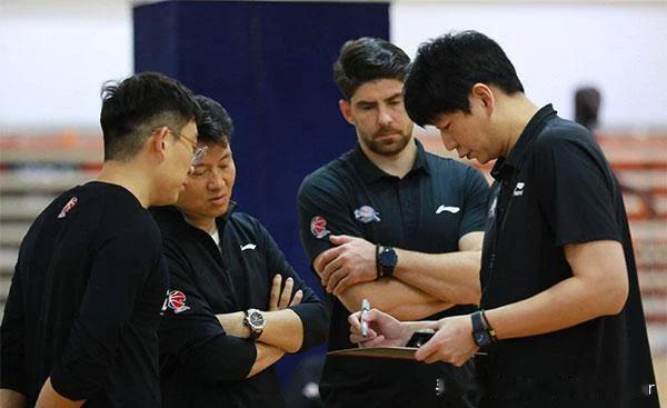 CBA半决赛G3开始前，邱彪带领新疆男篮舟车劳顿前脚刚到浙江，听到媒体人一则消息