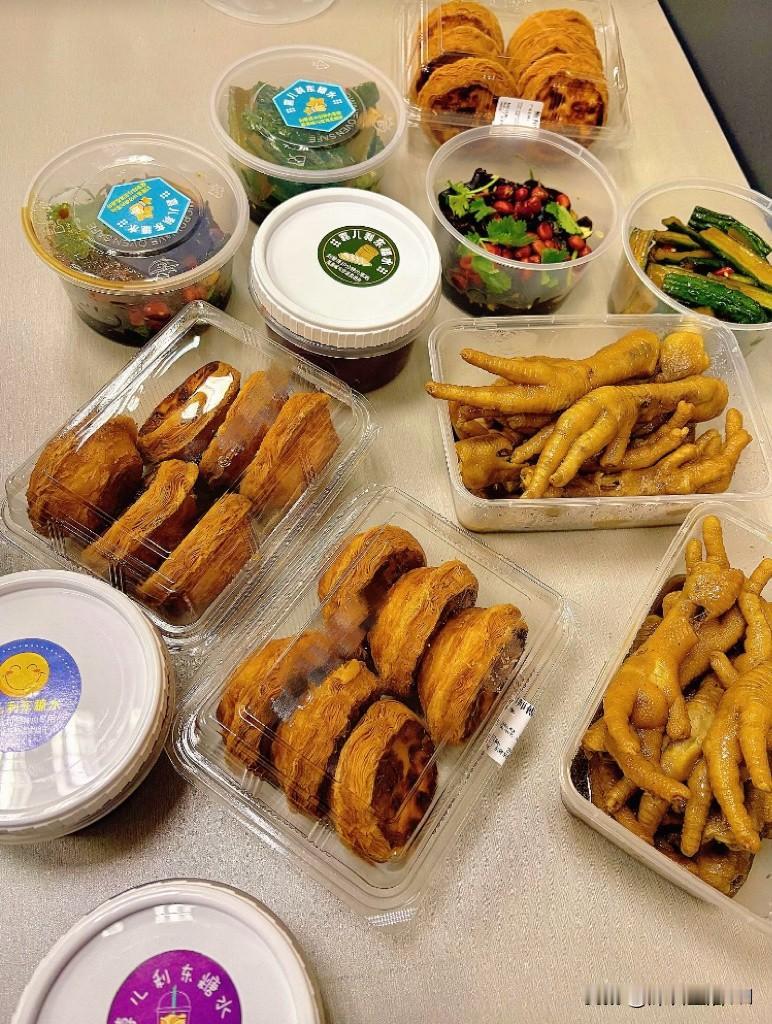 一个追求我的男生，今天给我们办公室的人每人点了一杯奶茶，还点了一堆点心、吃食。