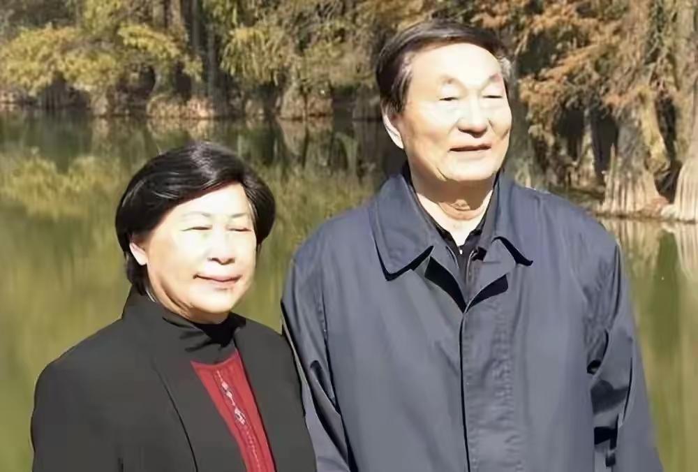 一位记者曾问朱老：“听说您天不怕地不怕，唯独怕夫人劳安？”一向严肃的朱老听完，罕