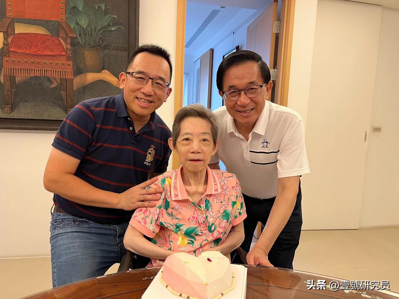 陈水扁之子陈时中今（11日）在脸书发文称，今天是妈妈生日，祝她生日快乐，身体健康