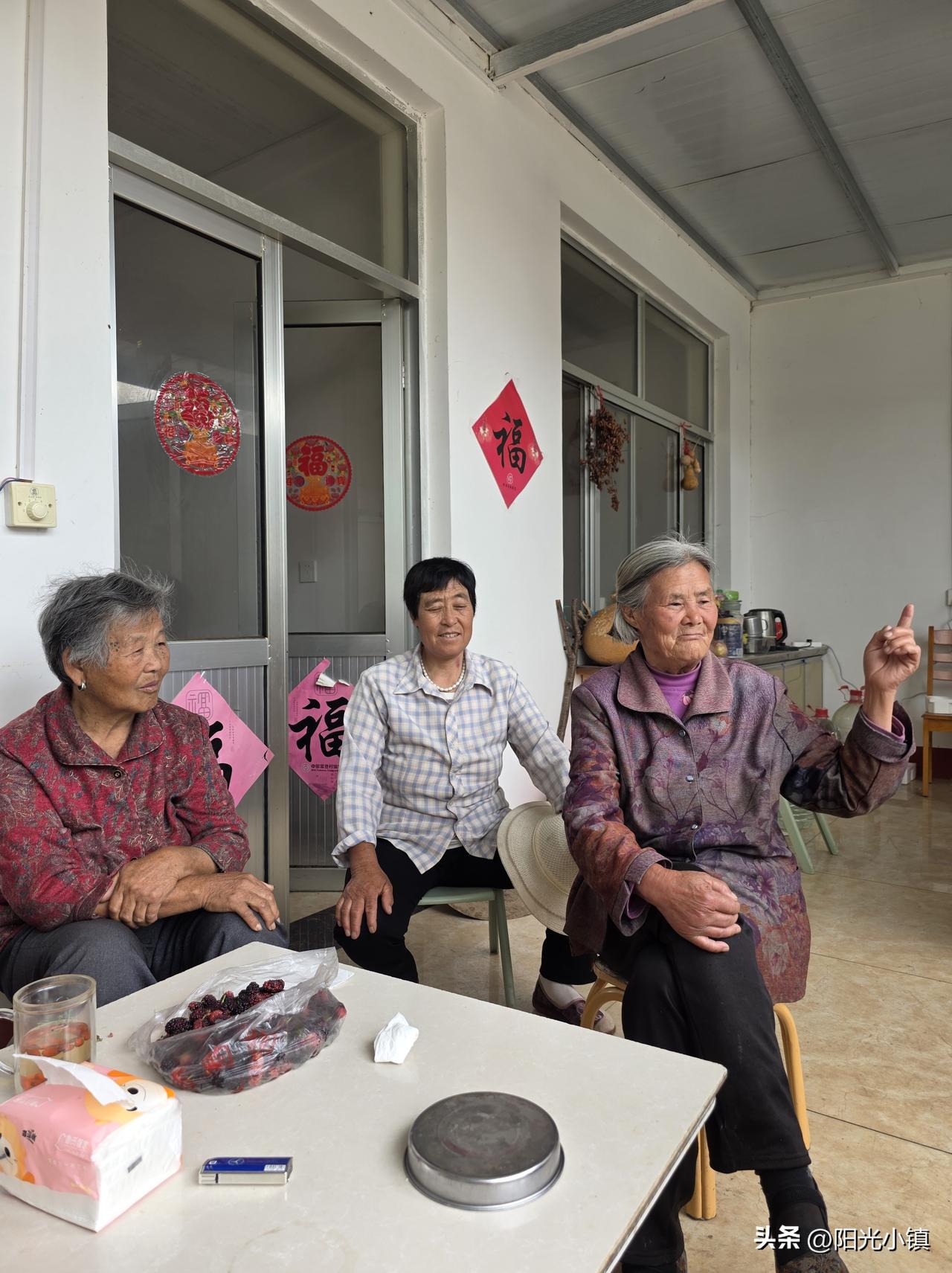 接下来几天，二哥二嫂就要忙了……

今天二哥二嫂给果树喷药，明后天雇人套袋，要忙