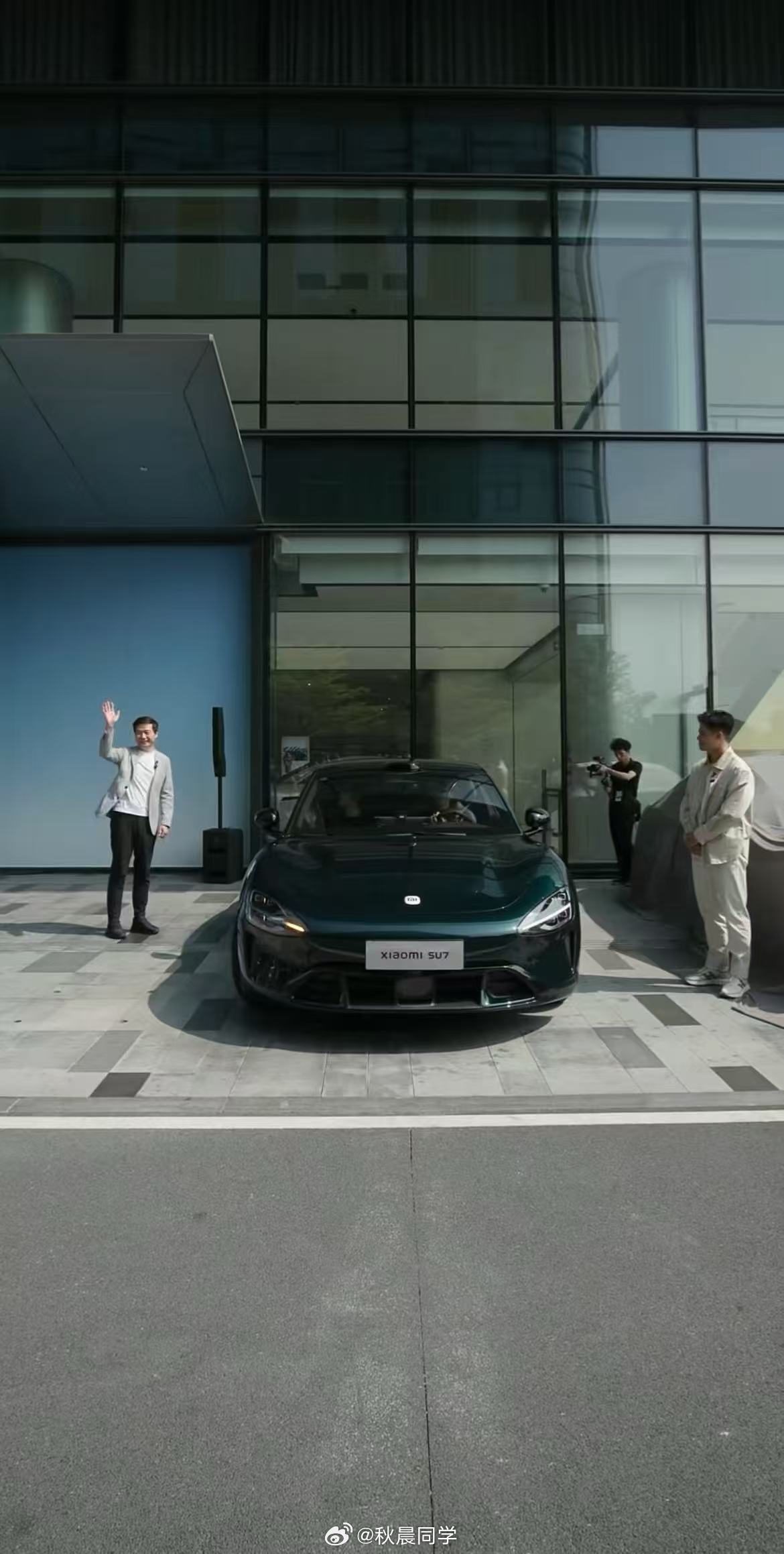 小米新SU7今日开启交付千亿资产的大佬，对我点头，弯腰开车门，送祝福亚洲百米飞人