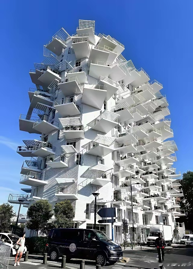 友友们，请帮忙给这栋大楼取个十分霸气的名字? 