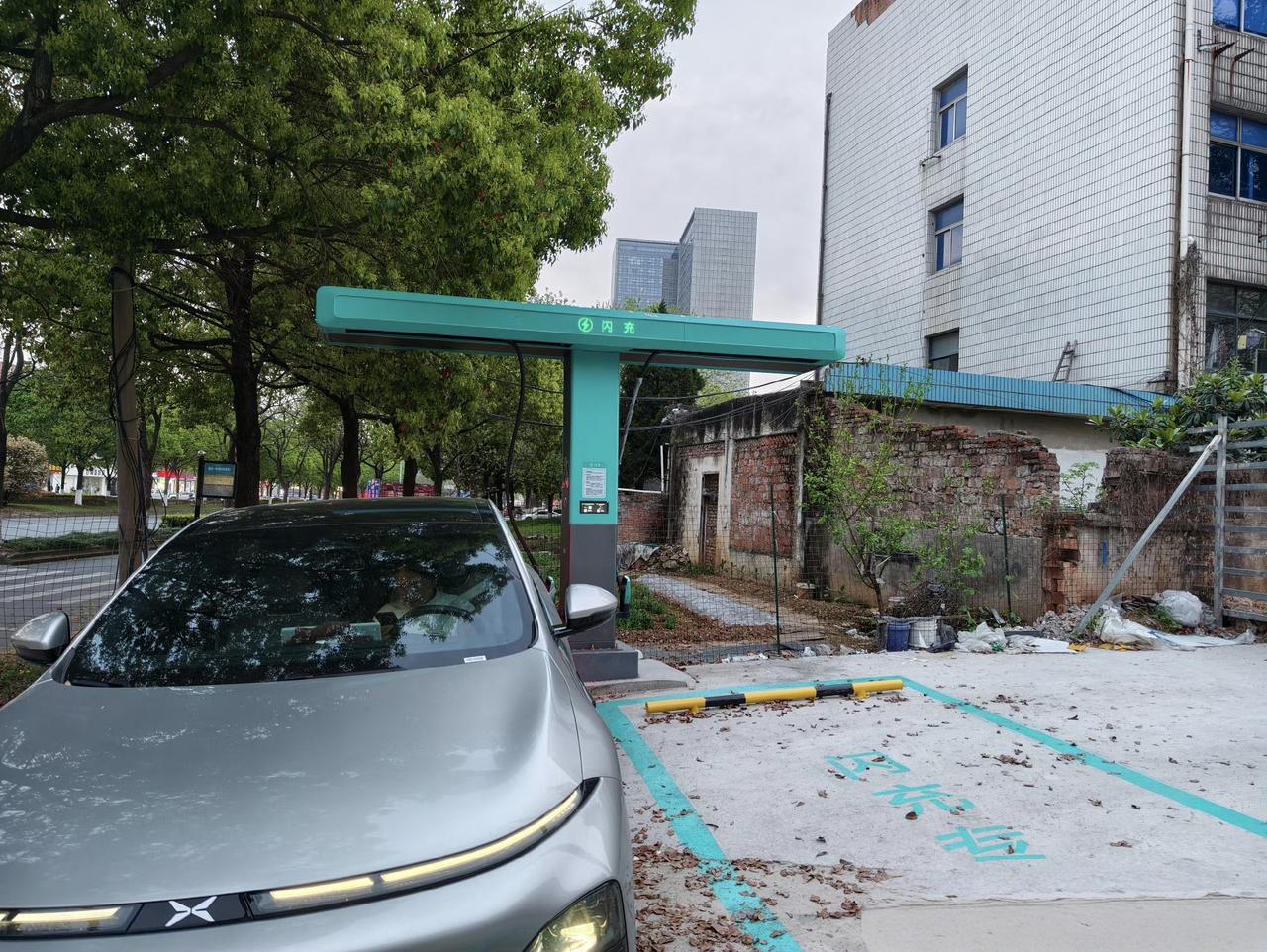 3C电芯车主斗胆来闪充桩充充电。
体验很好，插枪很轻便，线缆是可以移动的，无论充