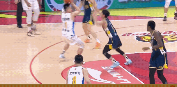 徐杰这个防守挺有意思，先是跳起然后双手抱在胸前然后犯规！