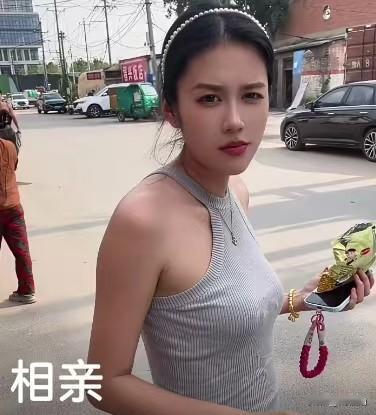 这颜值往这一站，别说相亲了，旁边的大爷都得回头多看两眼！这气质这穿搭，妥妥的相亲