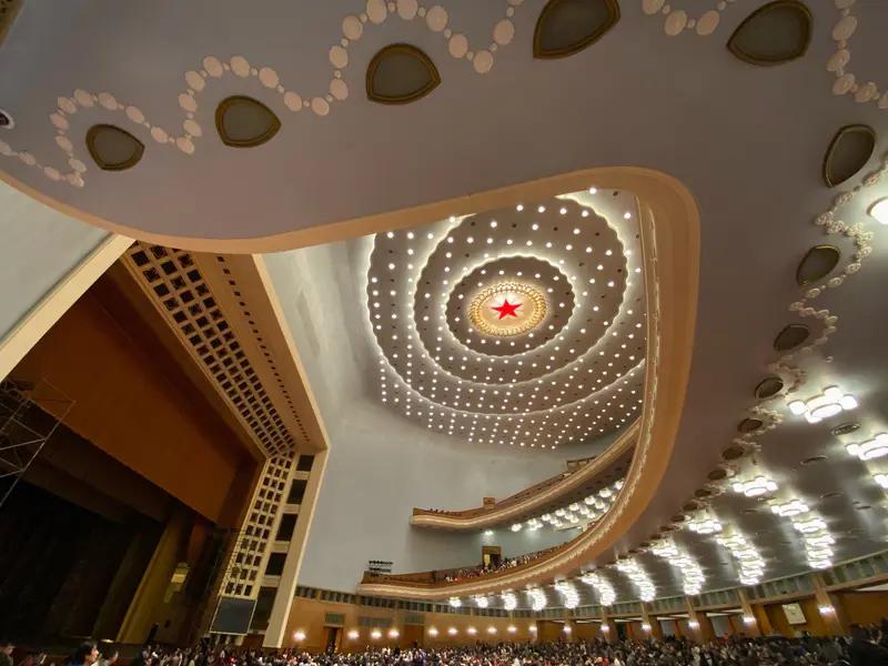 人民大会堂“过时”热水瓶火了原来人大代表们喝热水，我以为都是发瓶装水呢。还是央妈