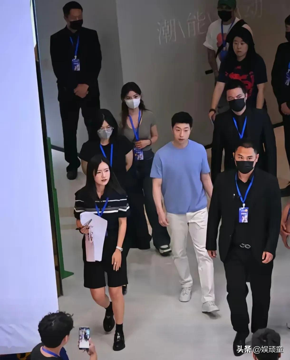 马龙:我这人气可以啊！
马龙现身成都参加活动，预想到会很火热，没想到还是超过预期