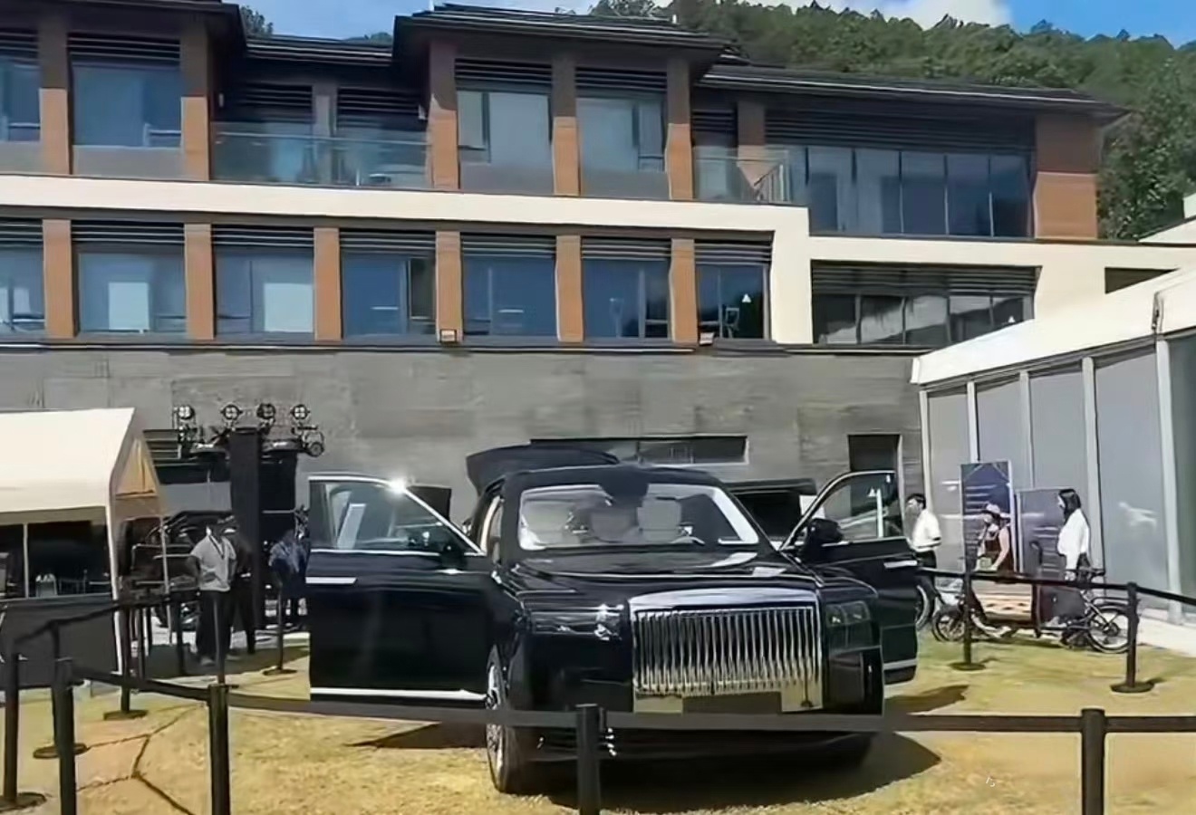 追觅汽车首款超奢旗舰SUV亮相不是哥们，真搞这些是吧？算了，万一好的设计心有灵犀