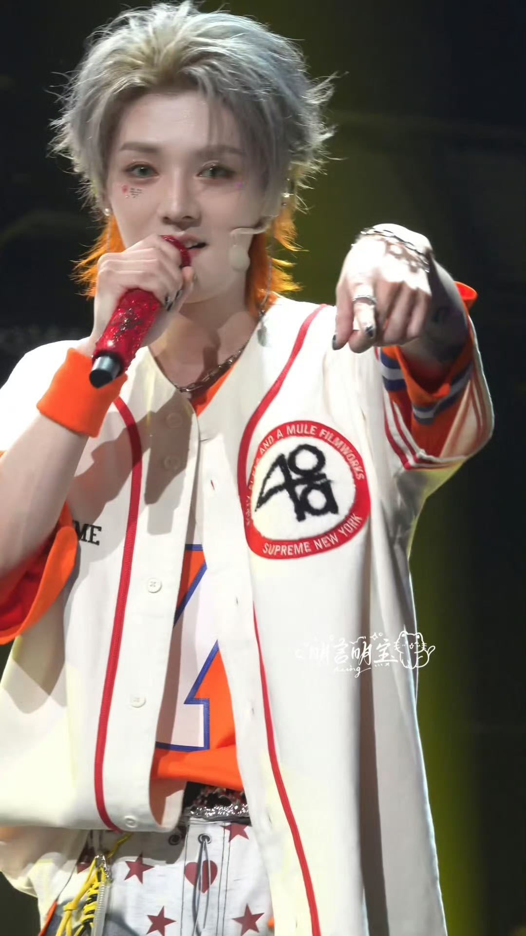 鹿晗被吓得直摇头鹿晗被吓得疯狂摇头哈哈哈哈哈 超鹿赫整人被反杀，鹿晗摇头摇到模糊