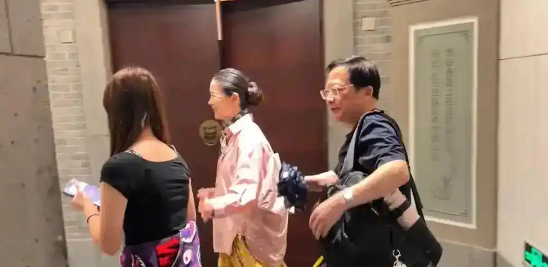 贾乃亮女儿出国上夏校，13岁甜馨好开心，姥爷姥姥齐上阵，姥爷为她背包包，姥姥张伟