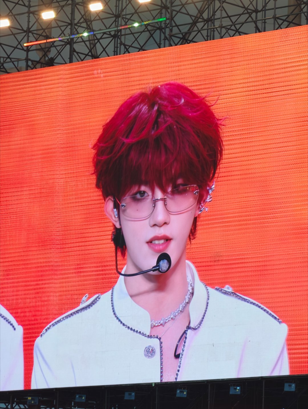 苏新皓今天出现在大屏这一下帅的我差点没晕过去。。。top青岛演唱会