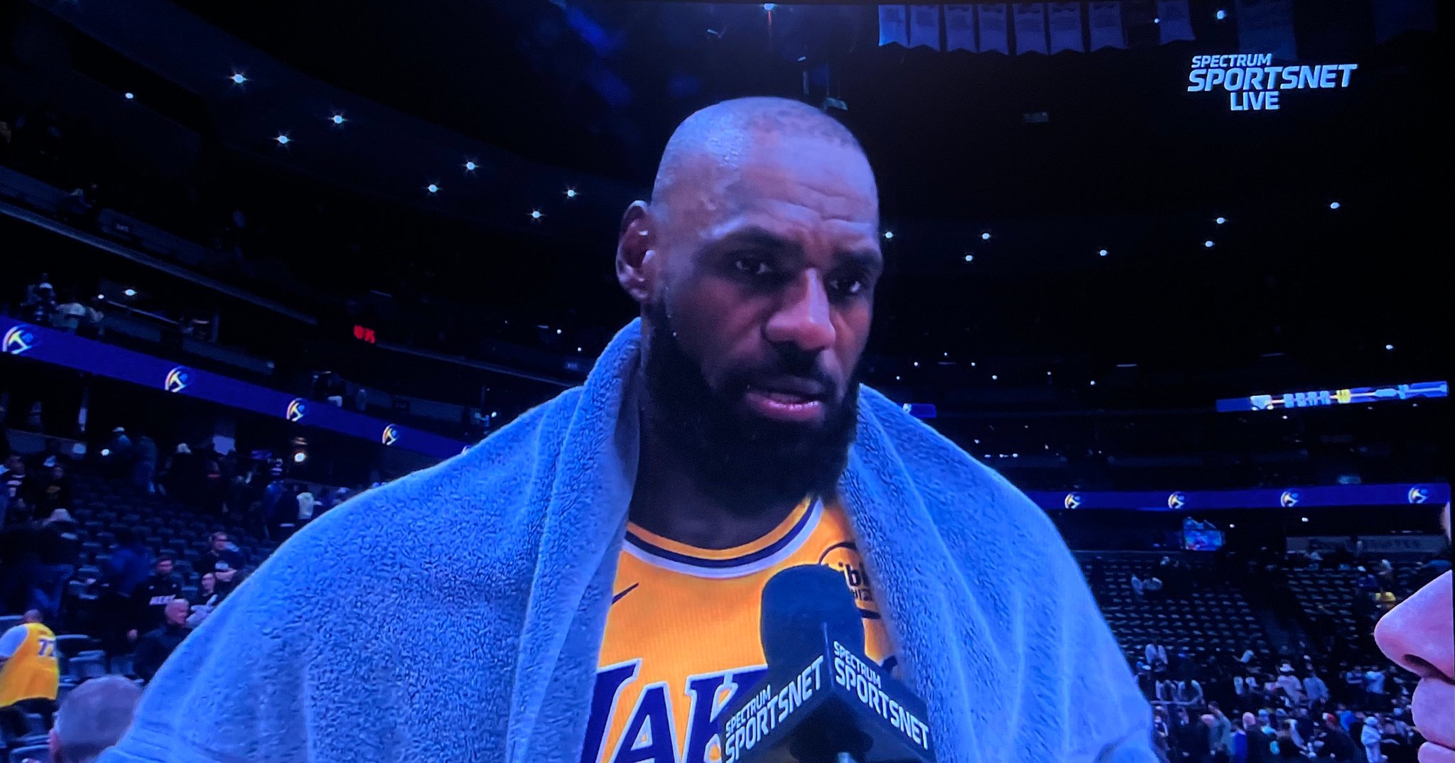 勒布朗讨论斯玛特: “当对方包夹卢卡时，他投进了关键球。他发挥出色，尤其是罚球也