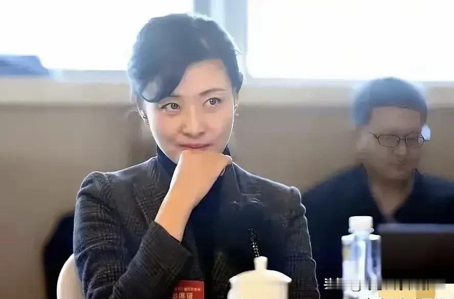 央视的一姐果然气质是不一样的，离开央视不主持节目的周涛越来越有范了，现在还是大领
