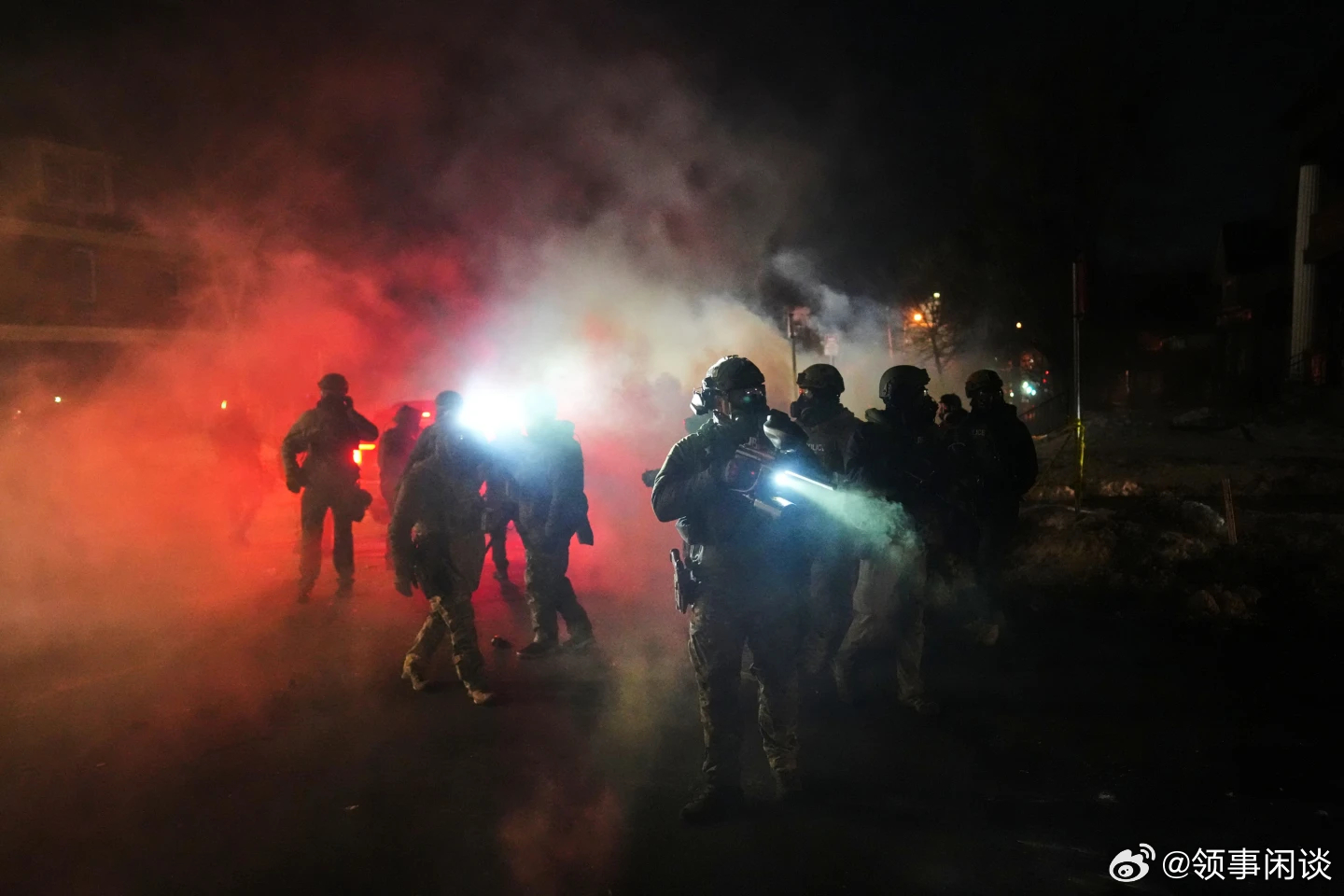 【ICE枪击事件再次受到关注，此前针对两名男子的指控被撤销】[何为官官相护...