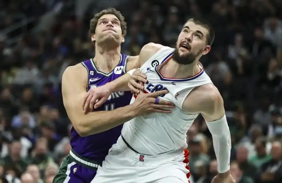 大洛佩兹的防守积极性比祖巴茨强多了

快船险胜勇士，还是在哈登缺席的情况下，真不