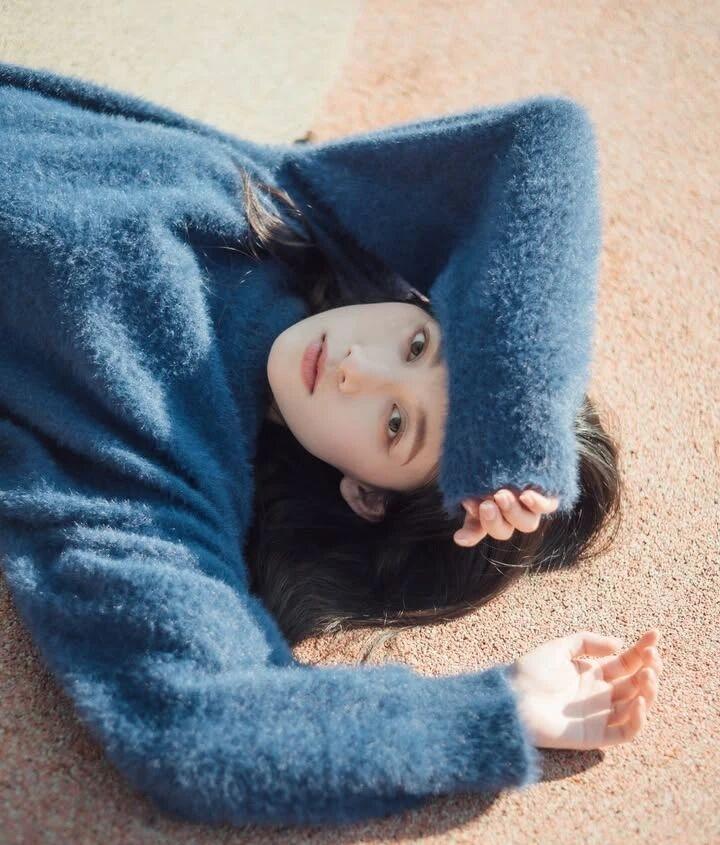 户外写真集/冬日慵懒午后，毛绒绒的蓝色外套，温暖阳光下的惬意时光。