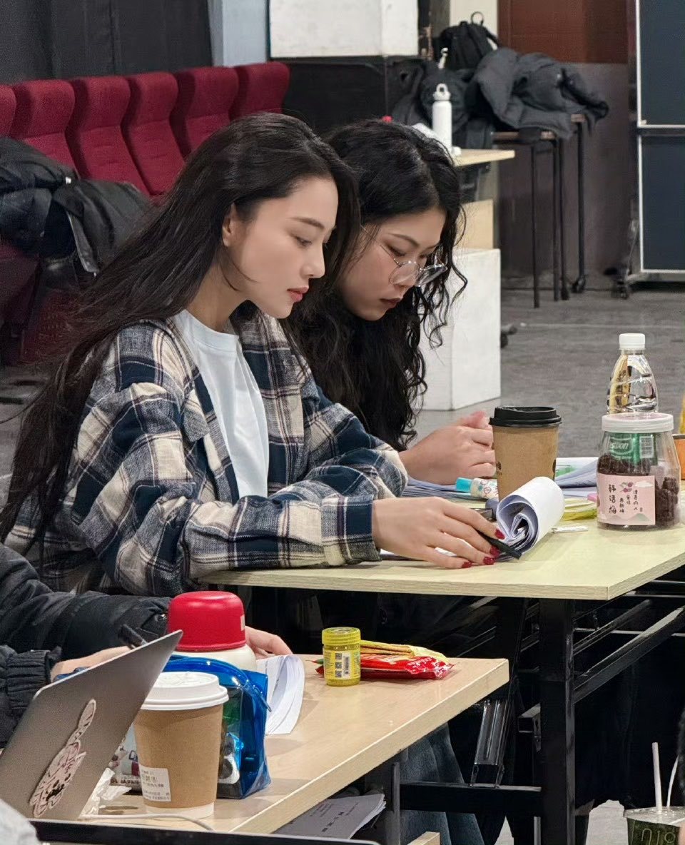 张馨予晒话剧排练照张馨予话剧排练照认真听讲的张馨予 