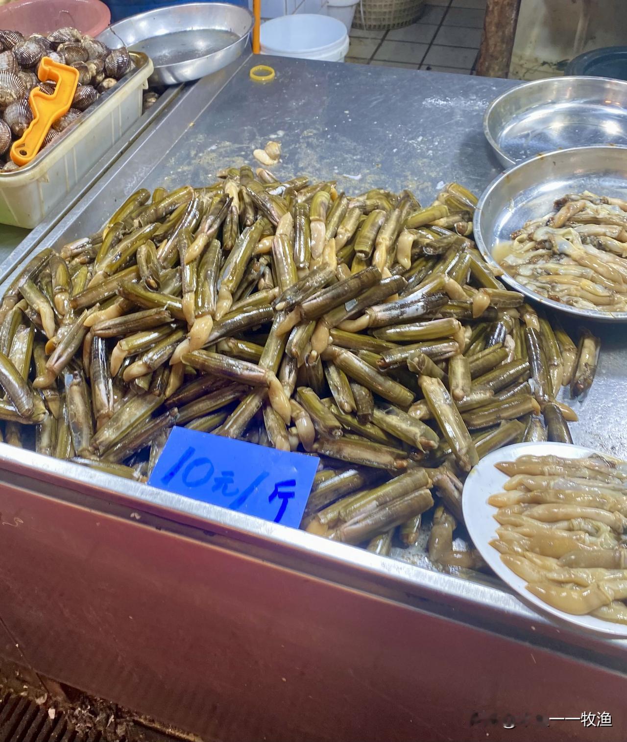 这大蛏子是野生的还是养殖的？甭管它，鲜溜就行。逛大连南石道街巿场，我看到有卖大号
