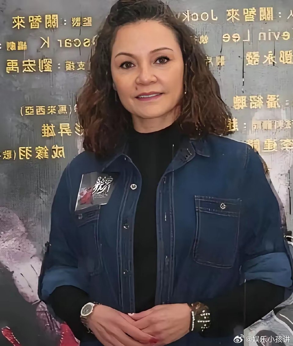 张柏芝的母亲戴莎莉今年69岁，她的父亲是一个英国人。都说张柏芝的有一个不省心的母