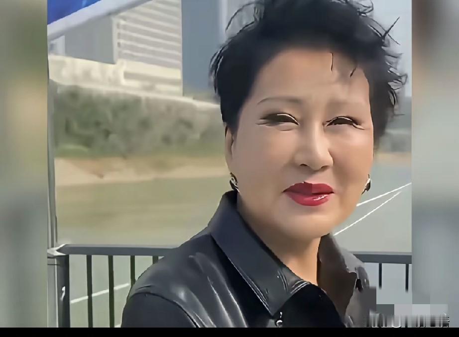 你还敢认吗？这就是《渴望》里的刘慧芳，那个当时全中国男人都“娶”的国民好女人。