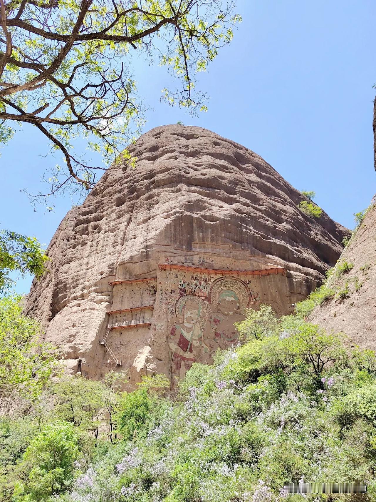 
天水武山水帘洞拉梢寺建成于北周，在高宽约60余米的凹形崖面上，有浮雕、窟龛、悬