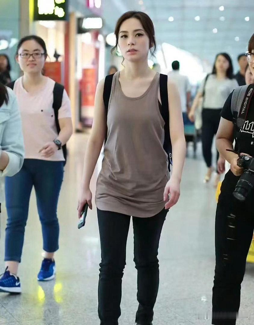 阿娇颜值本就得天独厚，面容明艳精致，倘若体态再优越几分，便是无可匹敌的顶配美貌。