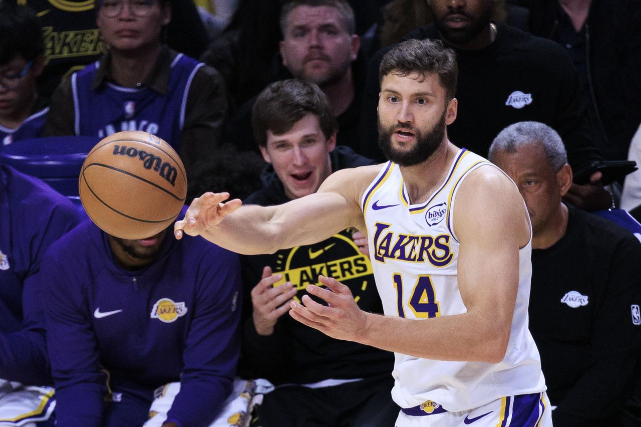 克莱伯简直离了大谱了！

雷迪克目前居然还给他出场时间，这就让人很难理解。克莱伯