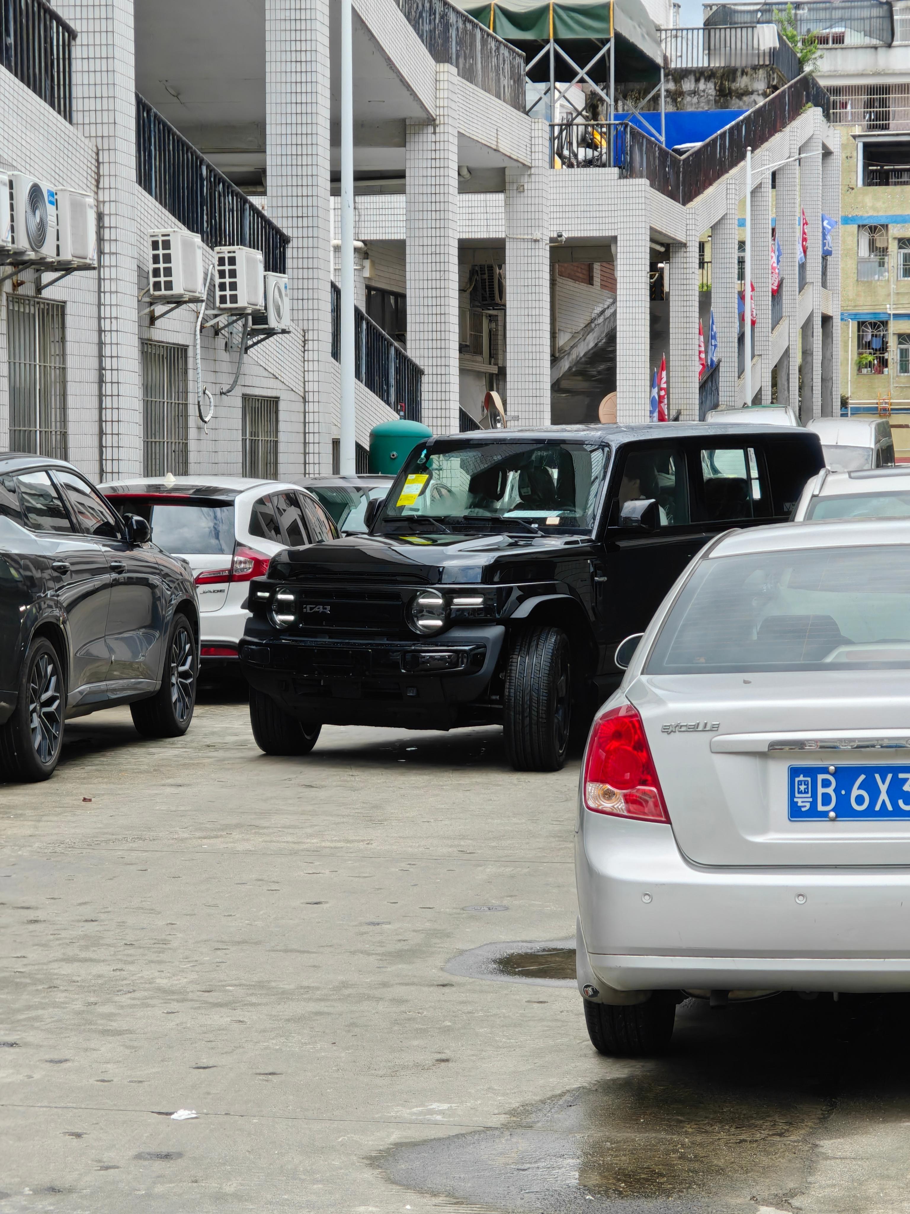 修车的功夫偶遇一台即将交付的iCar V23的黑武士蛮帅蛮帅，车主很有品味[偷笑