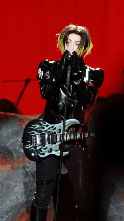 小鬼音乐节压轴连唱好炸小鬼音乐节压轴舞台封神！连唱多首代表作，节奏炸场旋律上头，