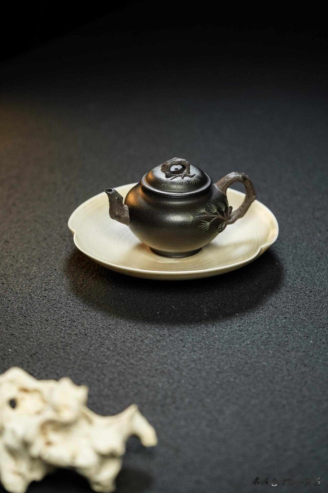 新壶造旧后(也就是做旧壶)，外表多少有些不自然，光泽发贼、发浮、发愣。多数都是皮