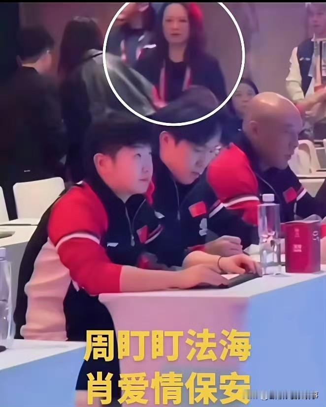 这“法海盯梢”名场面太好笑了！

周姐在后排眼眨都不眨盯着俩小只，隔着屏幕看，活